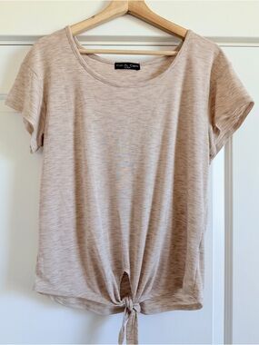 Kim & Cami Neutral Tie-Front Short Sleeve Top